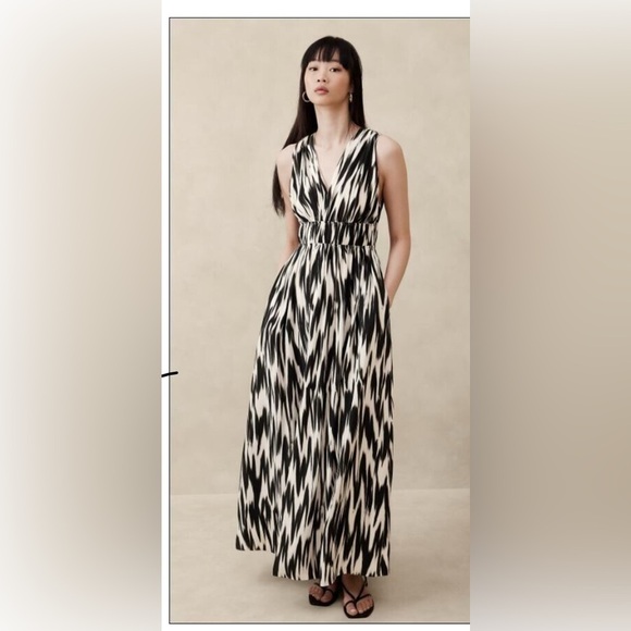 Black and White Patterned Maxi Dress - Picture 1 of 6